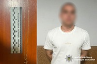 Відібрав золотий ланцюжок і втік: у Хмельницькому поліцейські оперативно затримали 22-річного грабіжника