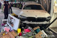 Вʼїхав у квітковий кіоск: у Камʼянці-Подільському поліцейські працюють на місці ДТП