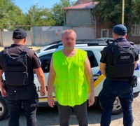 В Ужгороді поліцейські охорони оперативно затримали чоловіка, який вчинив хуліганські дії
