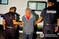 У Шепетівці поліцейські оперативно затримали чоловіка, який у ліфті напав на 65-річну пенсіонерку