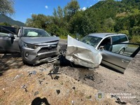На Рахівщині поліція встановлює обставини ДТП за участю трьох автомобілів: один водій загинув, ще двоє людей травмувалися