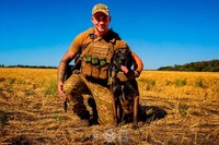 Як бельгійська вівчарка Адель та кінолог Владислав шукають вибухівку на деокупованих територіях