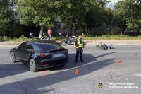 У Хмельницькому поліцейські встановлюють обставини ДТП, у якій травмувався 32-річний мотоцикліст