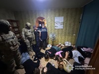 У Дніпрі поліція припинила діяльність шахрайського call-центру: вилучено майже 180 одиниць комп’ютерної техніки