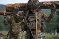 Зміцнюємо м’язи – гартуємо волю. Гвардійці 36 Подільського полку долають психологічну смугу перешкод