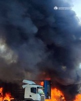 Через ворожий удар у Павлограді спалахнули вантажівки