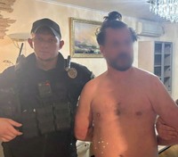 Стрільба біля будинку: поліцейські охорони затримали чоловіка зі зброєю та боєприпасами