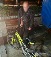 Викрав велосипед із під’їзду та далеко не втік: поліцейські Тульчинщини затримали підозрюваного