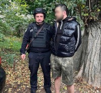 У Києві поліцейські охорони затримали чоловіка, який стріляв у повітря
