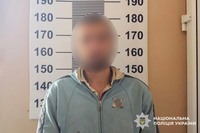 На Шепетівщині чоловік кинув сокиру в голову знайомого: поліцейські оперативно затримали зловмисника