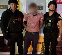 Поліцейські охорони затримали чоловіка після спроби проникнення до пункту обміну валют
