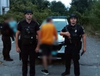 У Лубнах поліцейські охорони виявили у чоловіка згорток із невідомою речовиною