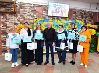 Вчителів та вихователів відзначили нагородами — у громадах Західного Донбасу пройшли святкові заходи